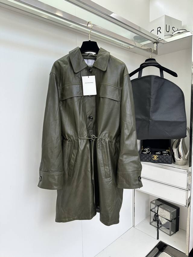 25 F 伦一件皮风衣的含金量 这款采用意大利进口绵羊皮的 收腰款皮风衣 真的不可错过 皮料的质地柔软到超乎你的想象 版型也是阔版宽松版型 随性 又帅气 中长款