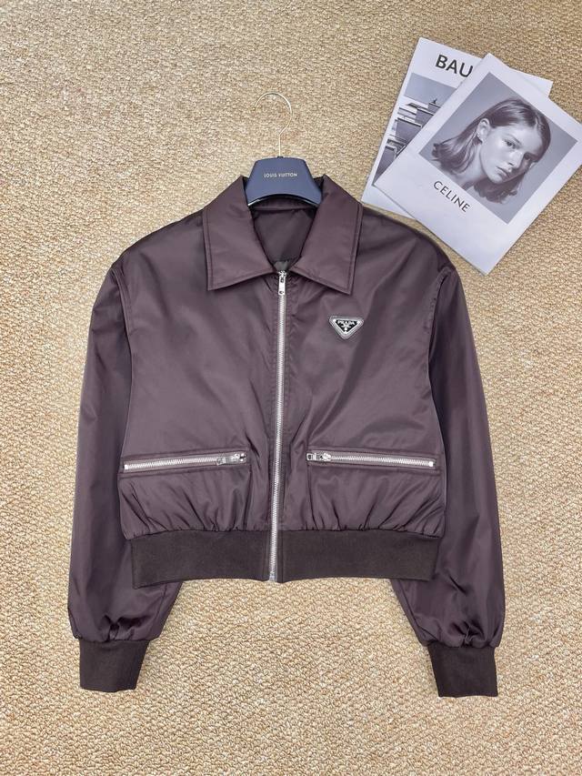 prada新款外套，多口袋设计实用又潮酷，立体剪裁显瘦不臃肿，耐磨面料户外通勤都能抗！ * * Color：枣红 * ：