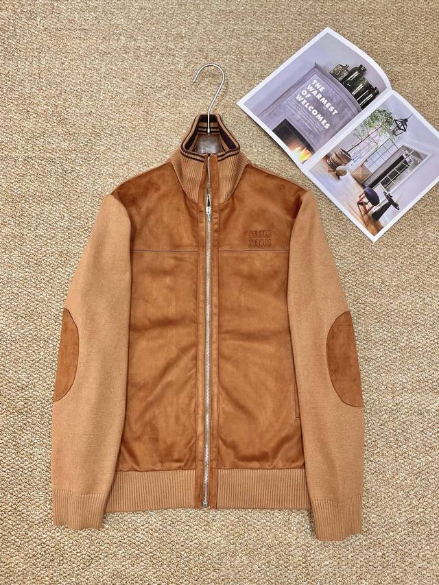 Miumiu新款外套，这款工装外套太绝了！多口袋设计实用又潮酷，立体剪裁显瘦不臃肿，耐磨面料户外通勤都能抗！ * * Color：棕色 * ：