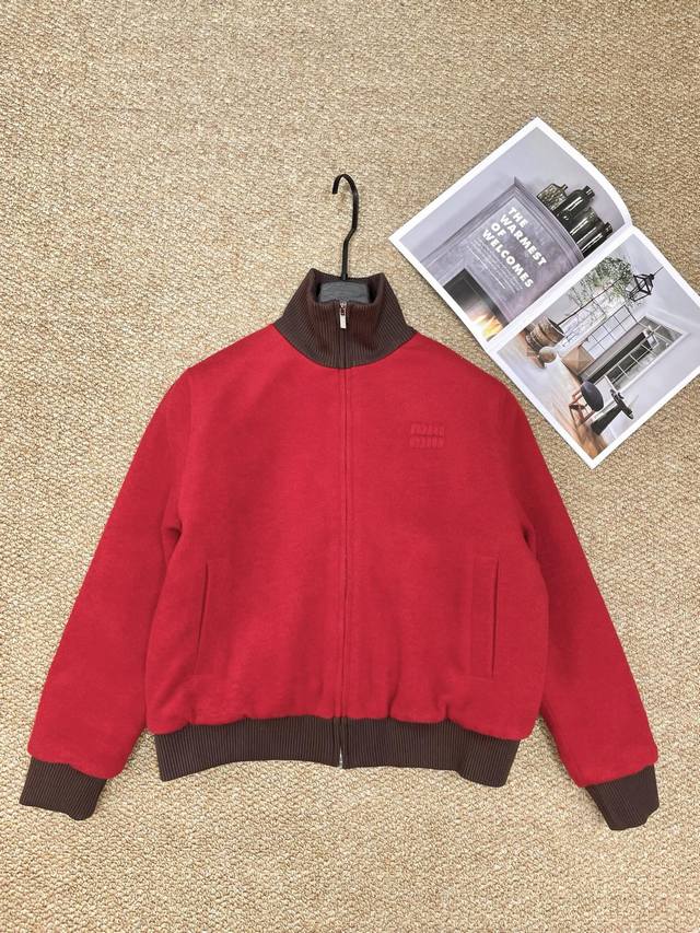 Miumiu新款外套，这款工装外套太绝了！多口袋设计实用又潮酷，立体剪裁显瘦不臃肿，耐磨面料户外通勤都能抗！ * * Color：红色 * ：