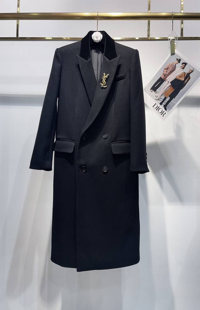 上新 独家高定大衣外套首发 25Aw Saint Lauren*爆款高版本全羊毛长款大衣外套 这款上身绝对惊艳 笔挺的线条流畅感，会让你显得更挺拔贵气，整个人的