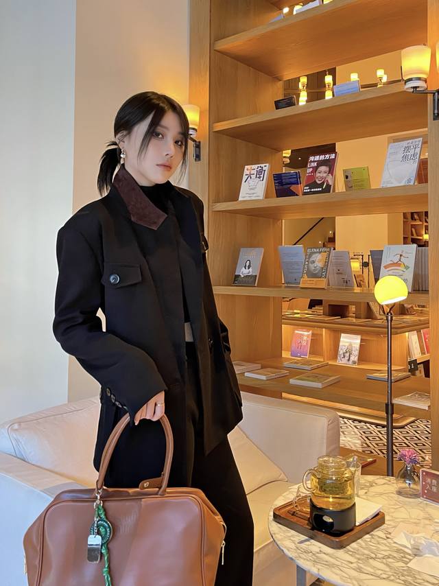 上新～独家高定外套首发 25Aw Saint Lauren*独家高级感进口羊毛腰带中长外套 这件西装酷中带甜 版型和颜色都很洋气 游走在优雅与帅气之间 减弱了以