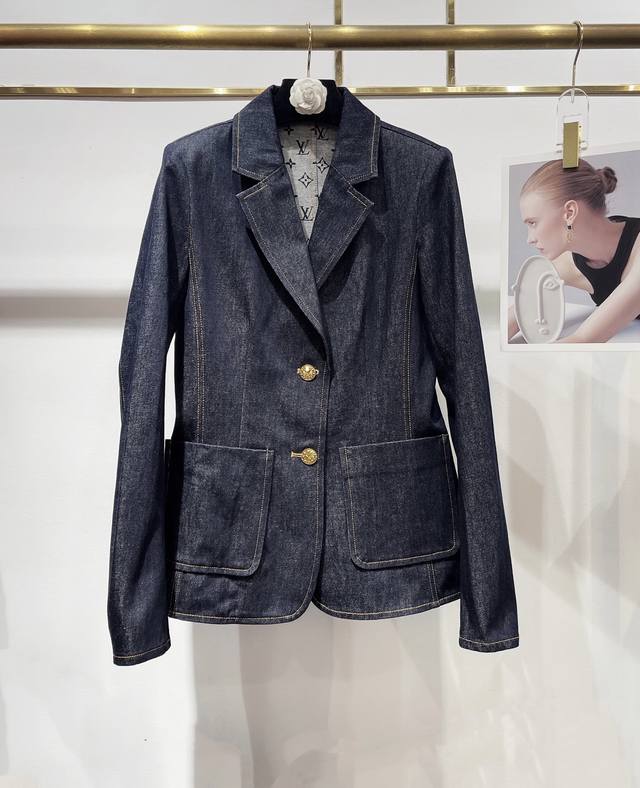 上新啦～独家高定牛仔外套首发 25Aw Louis Vuitto*刘亦菲同款秋冬最新款原浆色牛仔西装外套经典老花内衬设计 立体的修身剪裁 版型上身帅气又复古时髦