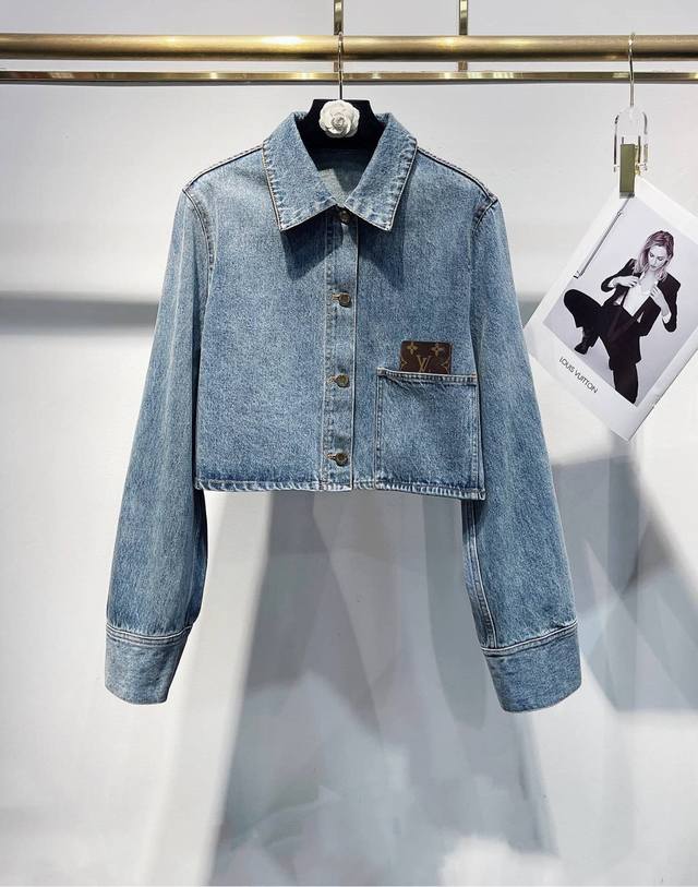 上新 独家高定牛仔外套首发 25Aw Louis Vuitto*独家高品质短款经典牛仔外套 独特的洗水工艺 原汁原味还原牛仔最初的洒脱帅气 深深浅浅的蓝白纹理