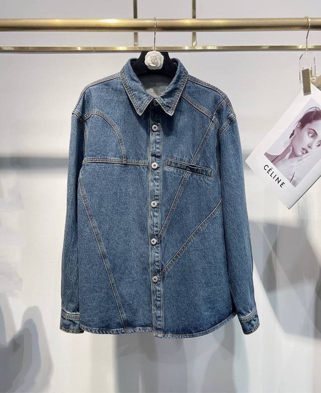 上新 独家高定牛仔外套首发 25Aw Celin*独家爆款高品质简约休闲廓形牛仔外套 精选优质进口面料 具有较强的耐磨性与耐久性 适合长期穿着和使用 同时染色效