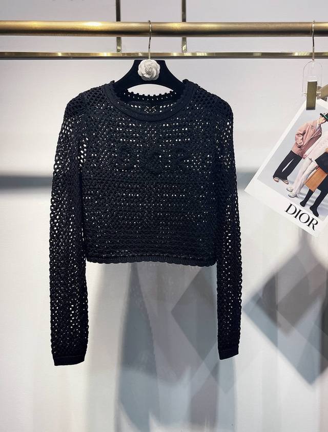 上新 独家高定上衣首发 25Aw Dio*独家超级爆款手工钩花字母镂空针织上衣，实物到手真的太仙了～经典圆领 领边采用手工钩花边缘精美 更好衬托出脸型 玲珑剔透