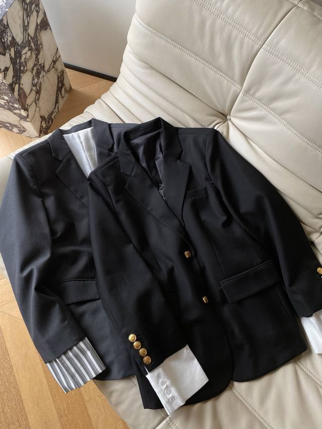 25pf秋冬 羊毛翻边休闲西服外套 面料选用羊毛混纺 经典廓形 保留立裁的版型宽松好搭配 自然翻驳袖口金扣撞色面料增添设计感 轻松凹出多样造型2色3码