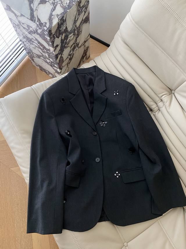 25pf秋冬 重工钉珠廓形西服外套 运用现代硬挺西服面料内含羊毛元素 珠片与串珠巧妙结合 立体花形焕发高定腔调 错落有致 尽显摩登时尚 极致内敛不失高级 演绎多