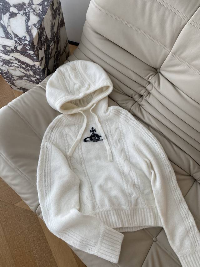 25pf秋冬 西太后连帽短款毛衣 干净极简韩系穿搭 胸前土星Logo点缀吸引视线 设计简约年轻化 小短款利落版型少女感十足推荐1色3码