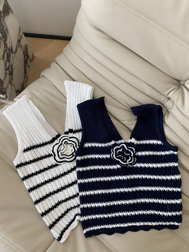 25Ss春夏 条纹胸花针织背心 胸前精致花朵点缀 撞色镂空钩织 时髦与工艺共生 轻奢精致小香风氛围感好搭配推荐2色3码