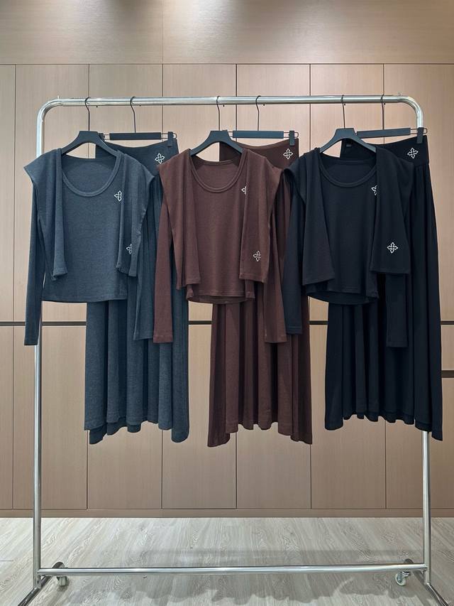 爆款现货 原单品质 设计师原创｜25早秋新品套装！ 高端定制圆领披肩上衣，搭配松紧腰长裙 极简主义风法式优雅的慵懒风， 休闲又时髦！ 立体剪裁版版型可甜可盐减龄