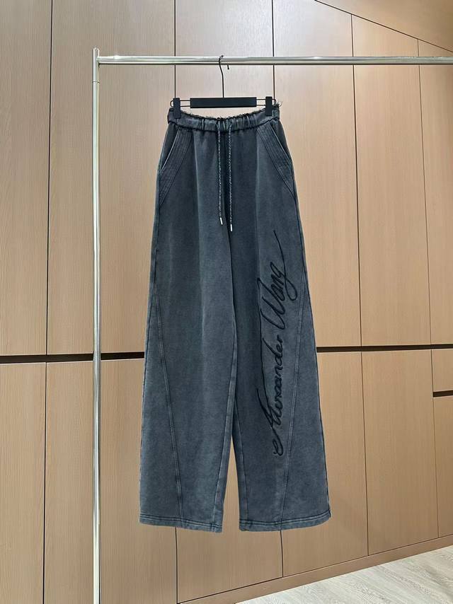 解锁渐变色洗水运动休闲裤，运动时髦两不误 在追求时尚与舒适的道路上，抽绳运动休闲裤绝对是你的不二之选。作为高端运动生活方式品牌的精品，这款裤子将高性能与时尚设计
