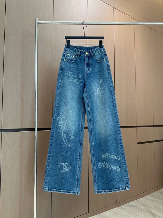 爆款现货 设计师 原创｜女神同款印花烫钻牛仔裤 这款牛仔裤选用优质面料，工艺洗水， 挺括的版型与个性的设计相结合，专属品牌配件装饰，让你成为最独特的存在。 无论