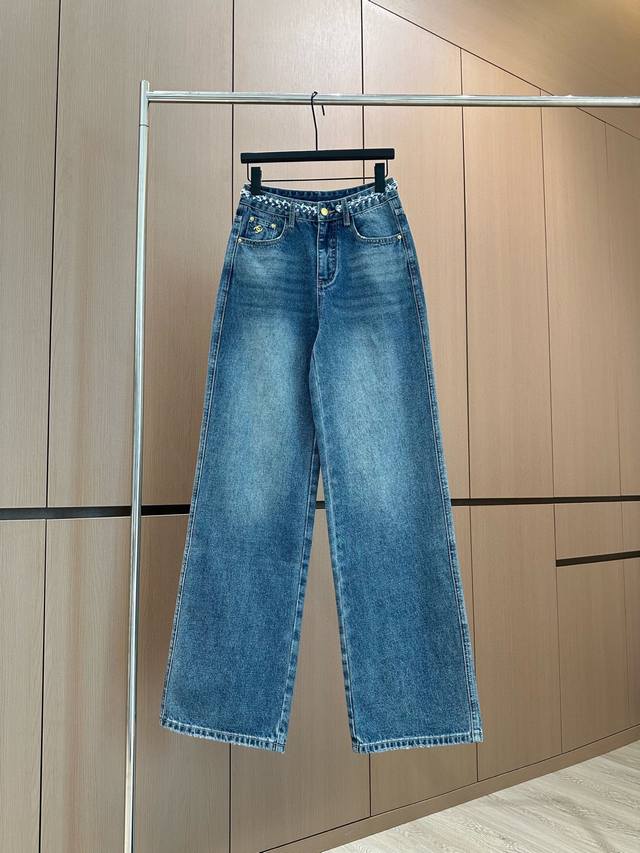 爆款现货 设计师 原创｜女神同款编织双C牛仔裤 这款牛仔裤选用优质面料，工艺洗水， 挺括的版型与个性的设计相结合，专属品牌配件装饰，让你成为最独特的存在。 无论