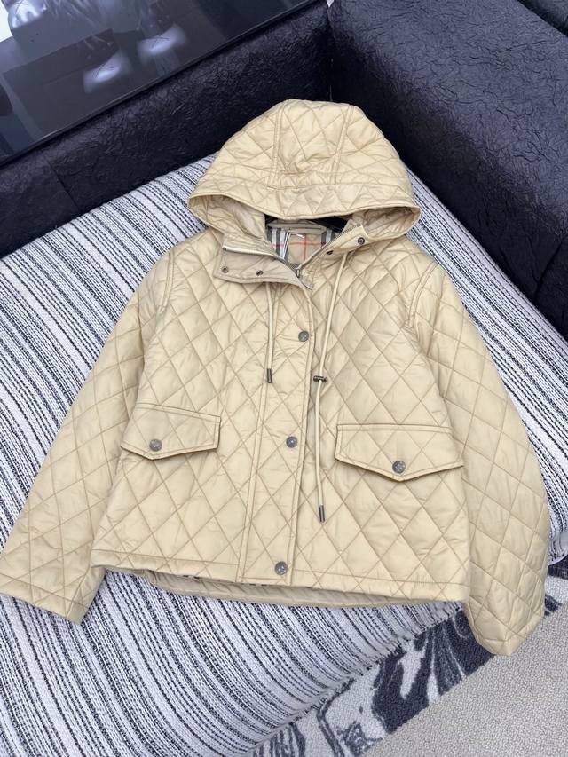 爆款现货 原版定制 Bur*｜25秋冬新品带帽拉链棉服外套 经典格纹里衬，定制纽扣，云朵般柔软的舒适感Yyds！ 可甜可盐气质少女风！ 菱格压线 大工厂p出品
