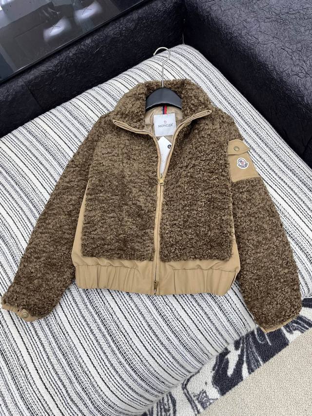 爆款现货 原版定制 Mon*｜25秋冬泰迪绒拼接羽绒服外套 极简主义设计高级又时髦！以经典的版型演绎轻奢风，整体轮廓分明，线条自然，经典色系，奢华高贵，女神必入