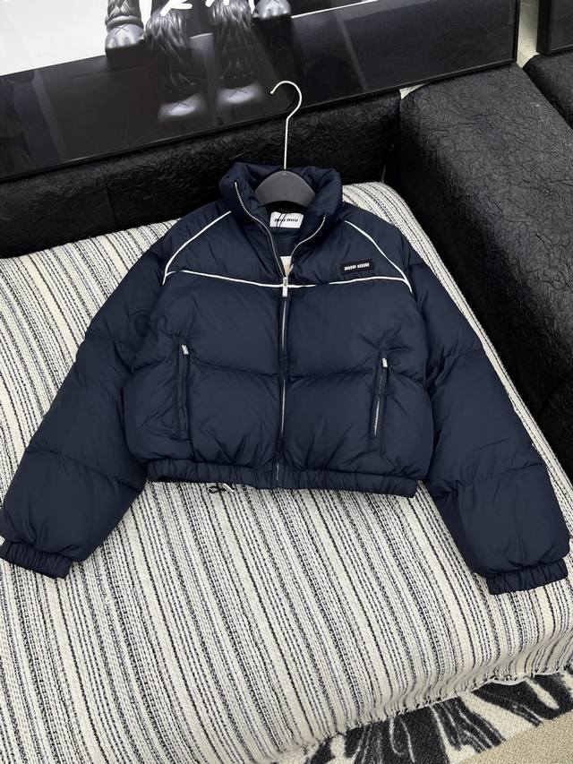 爆款现货 原版订制 Miu Mi *｜25秋冬立领羽绒服外套 面包服设计 90鹅绒 大工厂p订制压线设计！ 云朵般柔软的舒适感Yyds！ 可甜可盐气质少女风！
