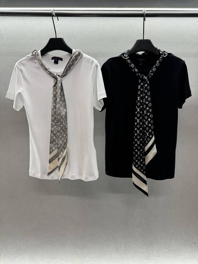 2025 Autumn And Winter ！1V，老花丝巾T恤， 领口金属扣丝巾可自由调节， 轻熟风日常通勤百搭！ 两色，三码！