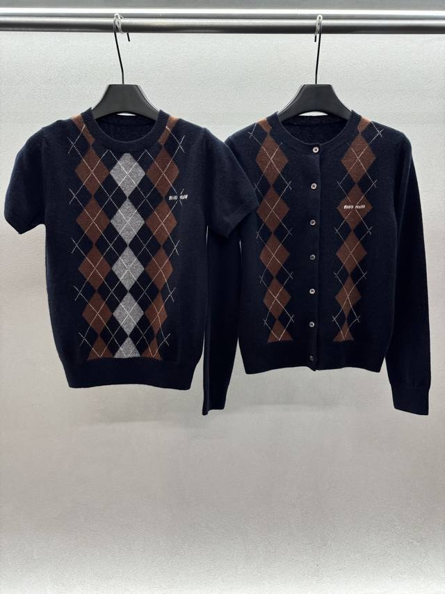 2025 Autumn And Winter 短袖 长袖开衫 Miumi*，学院风山羊绒菱格针织上衣， 面料亲肤柔软，超显瘦， 学院风减龄百搭，Miu女孩必备！