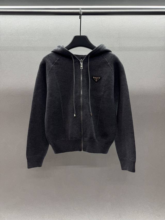 2025 Autumn And Winter ！pra的*，老花连帽拉链夹克， 原版面料辅料，上身超有型，帅气大方！ 三码！