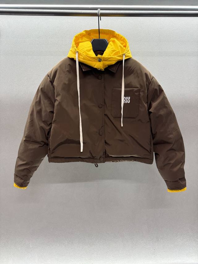 2025 Autumn And Winter ！Miumi*，撞色连帽面包服， 订制Yb面料质感光泽在线， 轻盈保暖可拆卸黄色连帽， 早秋第一份心动，锁死又乖又