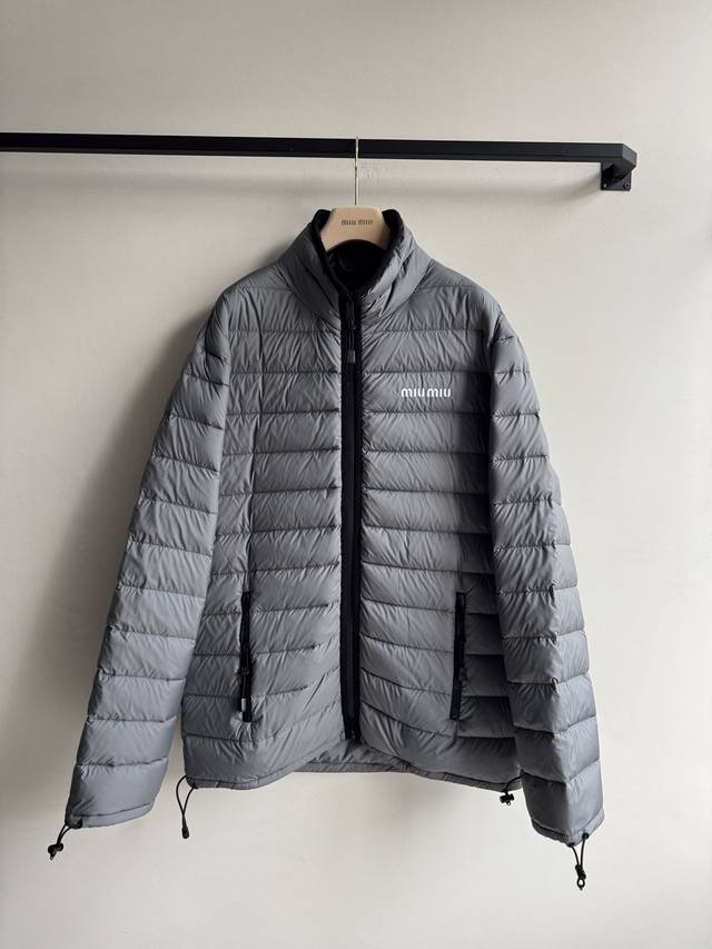Miumi* 25Fw秋冬新款 徽标刺绣轻薄款羽绒服外套丨原版开发！高版出品！填充新国标90白鹅绒，面包条格都被填充的满满当当！内里填充物均经过严格的挑选工序，