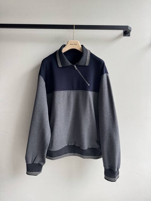 Miumi* 25Fw早秋新款 斜拉链翻领卫衣丨原版开发！高版出品！拉链式翻领既休闲又Cool斜拉链设计上身特别好看 解锁不一样的穿搭模式 酷飒又帅气宽松版型完