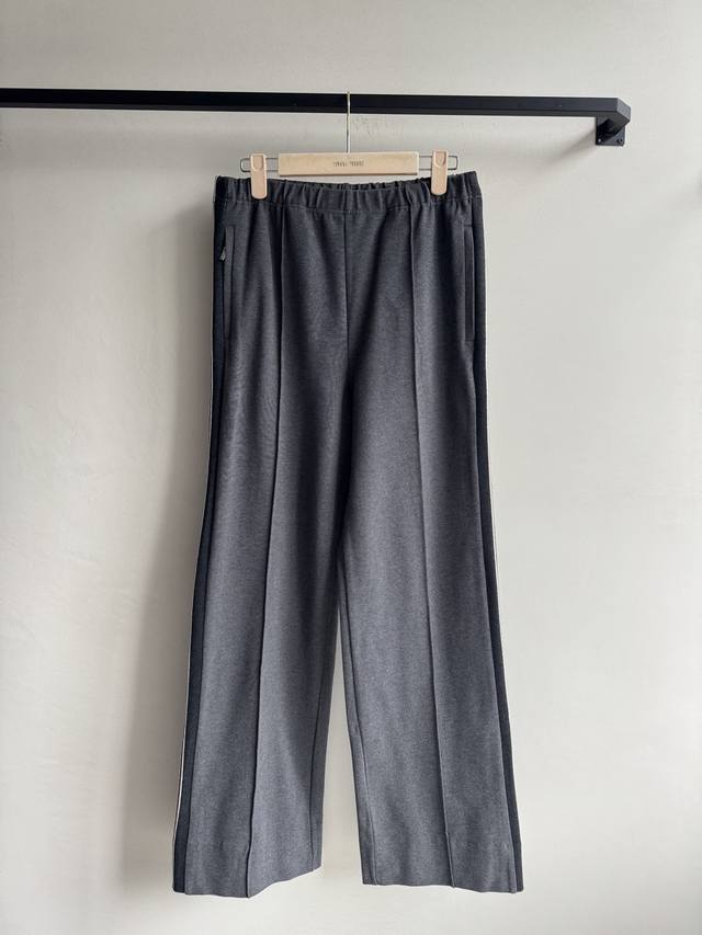 Miumi* 25Fw早秋新款 美拉德色系织带休闲长裤丨原版开发！高版出品！高克重定制密织面料 裤身两侧饰有拼色织带设计 腰身松紧腰抽绳设计 裤身右侧背部有立体