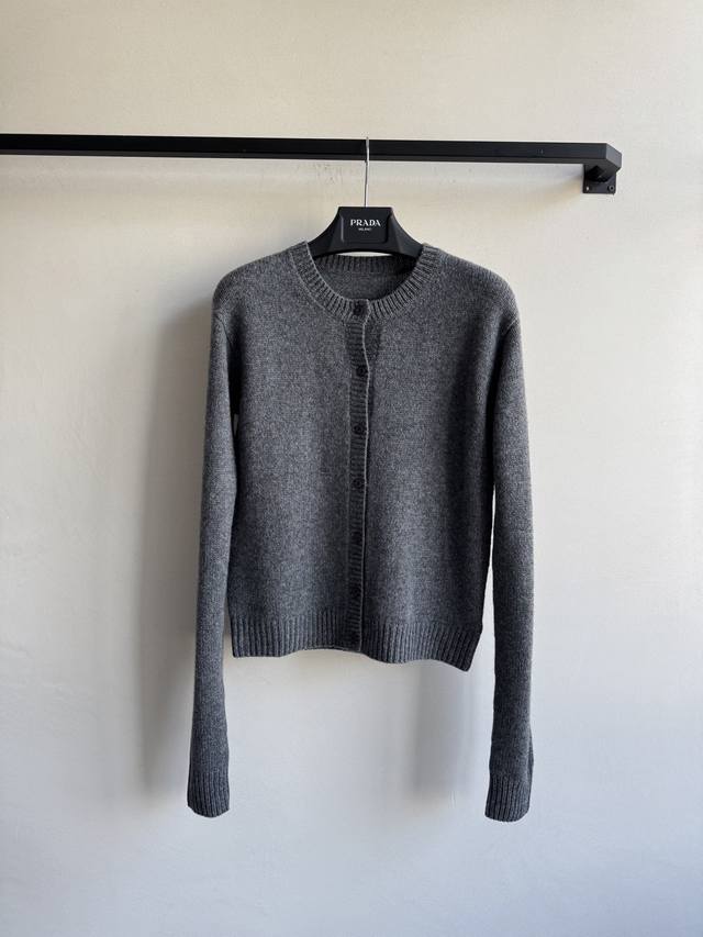prad* 25Fw早秋新款 排扣字母Logo羊毛衫 原版开发！高版出品！100%羊毛材质，对版定制机织面料手感软糯细腻，透气不扎人～单穿或叠搭都绝绝好看！立体