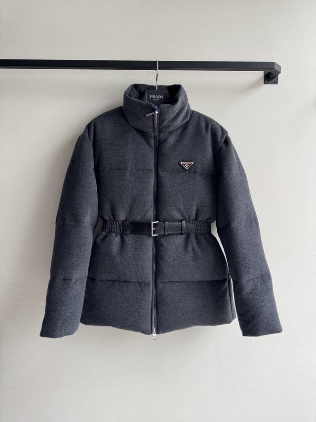 prad* 新款中长款收腰羽绒服，连帽 鸭绒加衬，立衣领 袖口带弹力，拉链和纽扣开合，拉链式嵌线袋，弹力束绳下摆，涂珐琅金属三角形徽标，上身非常显腰身，怎么搭都