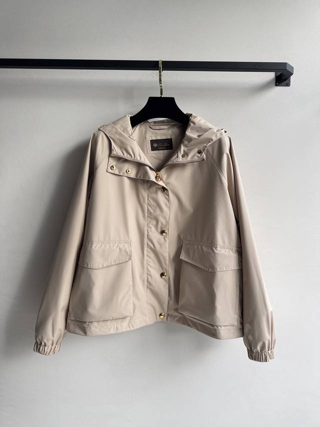Loropiana 新款，这件风衣每年出勤率都很高，防风防水防污，轻的很，穿了就不想脱，沙色永远经典呀ＳＭＬ.