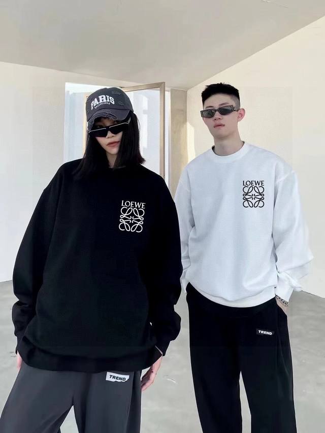 卫衣新款 .款号：L08 罗意威Loewe 基础Logo字母印花系列情侣卫衣 这款卫衣看似简单，简单大气百搭，但是版型真的是十分的出众！无论帅哥还是美女都可以轻