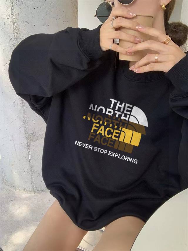 卫衣新款 款号 ：L05 北面Tnf最新联名款叠标多标大Logo字母男女情侣同款圆领卫衣 这款卫衣看似简单，但是版型真的是十分的出众！无论帅哥还是美女都可以轻松