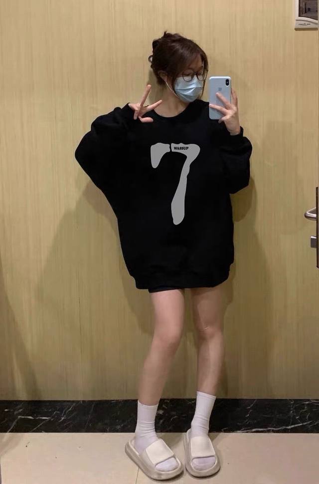 新款卫衣 款号：L13 Wassup 新款爆款大7字灰色印花潮牌圆领卫衣白色黑色立体国潮男连帽宽松春秋女长袖情侣 Colour：黑，白 Size：Smlxl