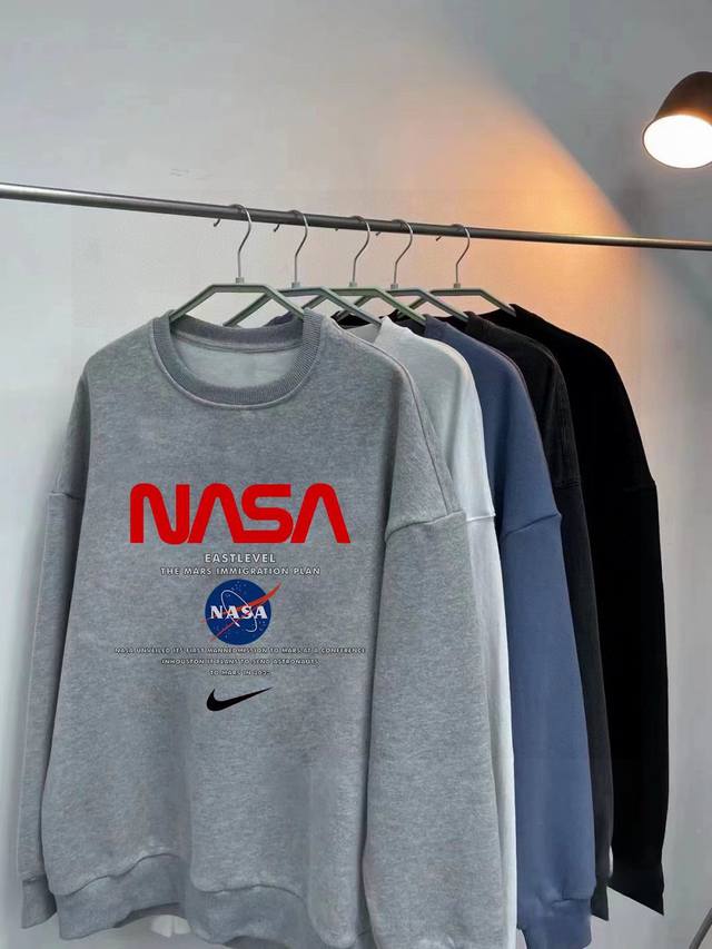 卫衣新款款号：L07 耐克Nike 联名款专柜同步Nasa宇航员字母卫衣 Nk首席设计师亲自操刀设计，融入了设计师最简洁的设计，但却是传神的设计理念！简洁不失大