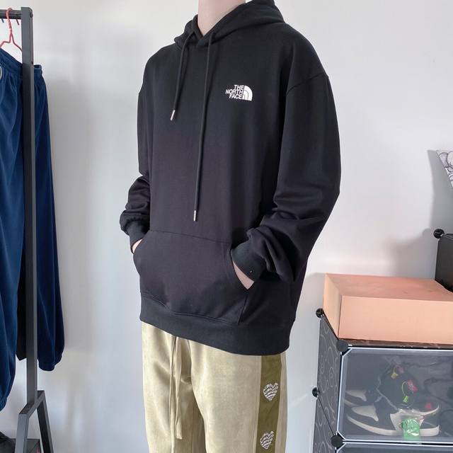 卫衣更新 毛圈 款号：173 北面腰果花方标卫衣 高版本出货！Tnf北面后背腰果花涂鸦大标圆领卫衣，男女情侣款。定制高端360棉面料，柔软亲肤，透气微弹，拿到手