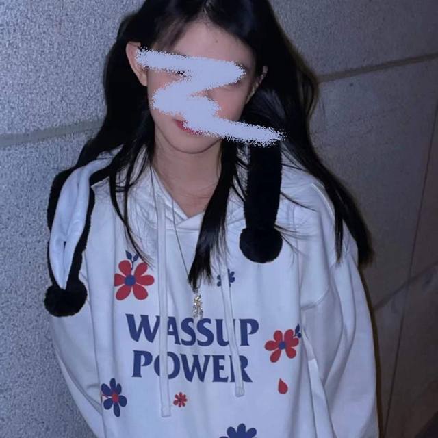 卫衣更新 毛圈 款号：820 Wassup 印花小花纯棉连帽卫衣 ①同步包装袋 ②同步吊牌商标③侧标定制Logo ④水洗标定制 ⑤380G高棉毛圈面料 做到舒适