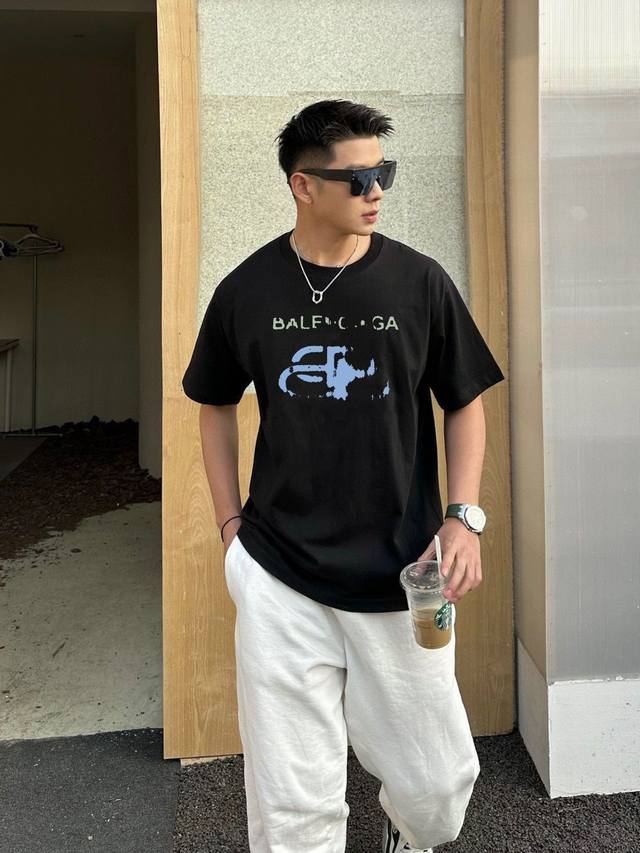 上新 面料升级 款号：K09 巴黎世家锁扣短袖 Balenclaga 巴黎世家 锁扣 “别针 锁链 双环扣” 经典款 短袖T恤 小红书热门爆款｜明星网红同款穿搭