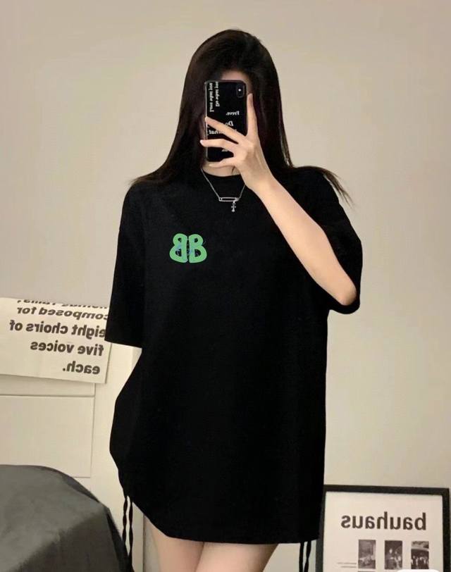 上新 面料升级 款号：K11 高版本 夏季Balenciaga巴黎世家泼墨油漆双B字母图案短袖 是人手必备的夏季推荐款式。这款采用了260G的纯棉面料，不容易出