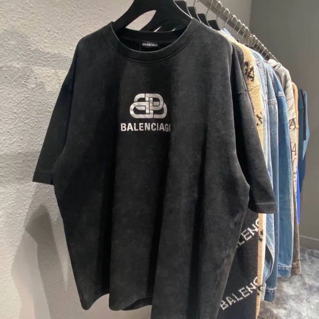 上新短袖面料升级 款号：K03 Balenciaga 巴黎世家 重工水洗锁扣短袖 今年相比往年无疑是最好看的，不管是颜色还是图案！ 定织定染260G硫化黑面料，