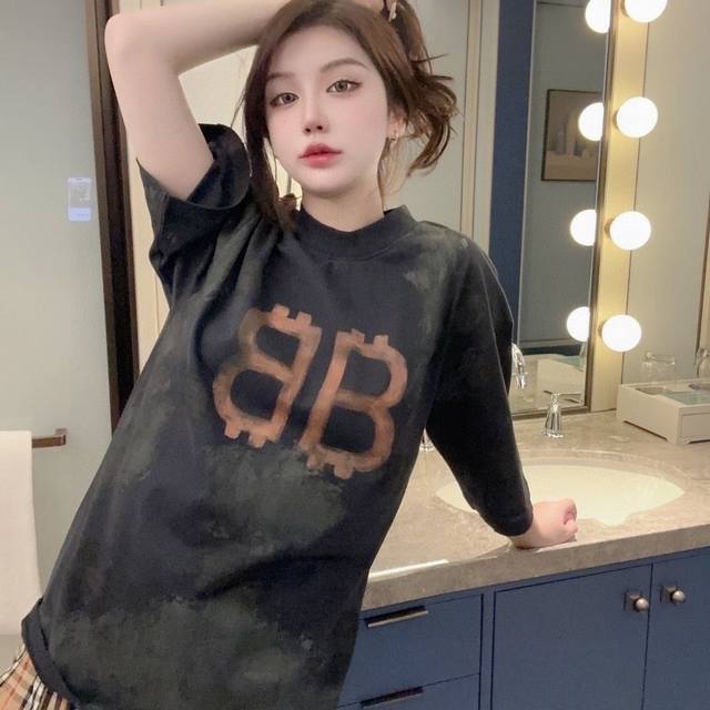 上新短袖 面料升级 款号：K02 巴黎世家做旧短袖 模特资讯图 巴黎24Ss260克双B手绘泥巴做旧印花短袖 颜色 黑 码数M L Xl Xxl