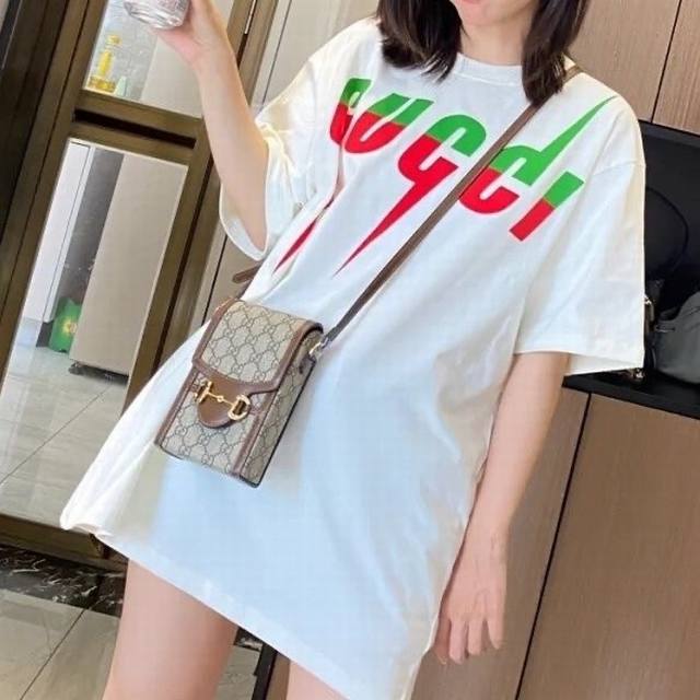 面料升级款号：968 Gucci 古驰 经典款锋刃印花短袖红绿配色醒目别致，呼应品牌的马术本源 原版面料 官方同款 定制220克同缸染面料 手感非常舒服 春夏最