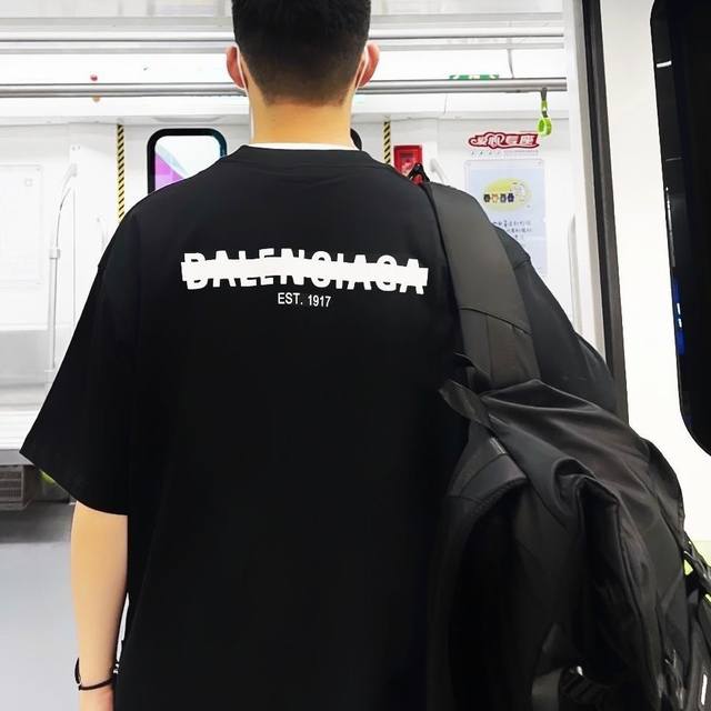 面料升级款号：966 巴黎世家封条短袖圆领宽松T恤，220克纯棉面料。做工细致，面料柔软。男女同款简约不过时 颜色：黑 白 尺码：M L Xl Xxl