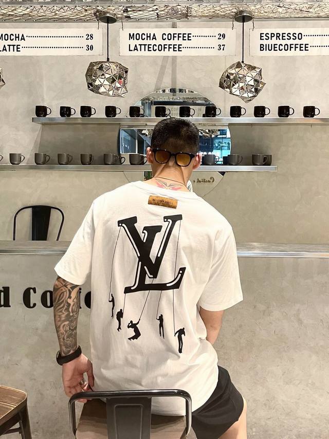 面料升级短袖款号：269 Louis Vuitton路易威登Lv夏季伞兵布偶印花短袖 面料为双股双纱240克纯棉，领口定制螺纹 印花全部为环保材料！后领部的字母