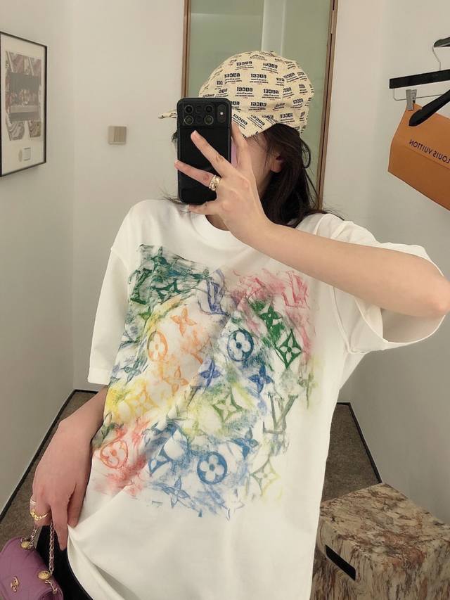 面料升级短袖款号 270 Lv涂鸦渲染印花短袖 小红书爆款，Lv21Ss新款，渲染多彩的涂鸦设计，采用康丽机数码直喷，无色差，不剥落不开裂，采用原版220克双股