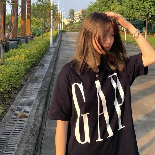 面料升级 款号：813 高品质Gap纯棉基础款百搭T恤短袖情侣款 甄选新疆200克精梳棉面料舒适顺滑柔软透。 版型百搭，不起球不缩水！男女同款！ 进口印花Pu印