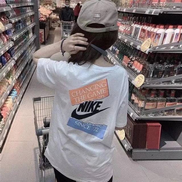 短袖款号272 Nike耐克对勾印花短袖情侣款半袖 采用230G优质精梳棉面料，定制螺纹领口。 进口机器印花，不开裂脱落。 简单经典，随意百搭。 外贸品质，做工