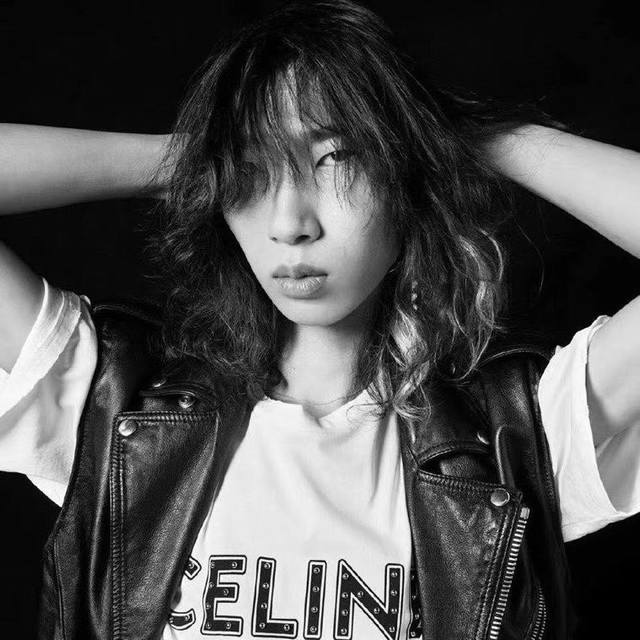 降价 款号：265 Celine塞琳纽钉春夏新款手绘字母T恤！简约Logo超级复古高级 有它极致的舒适感，返璞归真的朴素简单是Celine没错了 40只双股纯棉