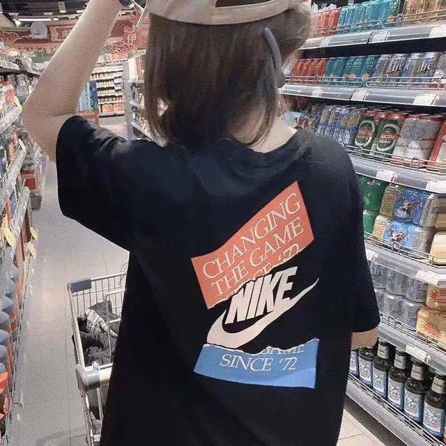 爆款上新款号272 Nike耐克对勾印花短袖情侣款半袖 采用230G优质精梳棉面料，定制螺纹领口。 进口机器印花，不开裂脱落。 简单经典，随意百搭。 外贸品质，