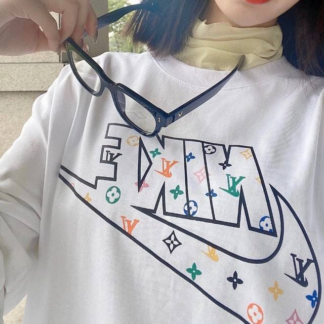 爆款上新款号271 Lv镂空耐克 Nikelv联名款 彩色耐克T恤 男女同款 大爆款，黑白两个色，胸前印花醒目且颜色丰富。 尺码：M L Xl Xxl 颜色 黑